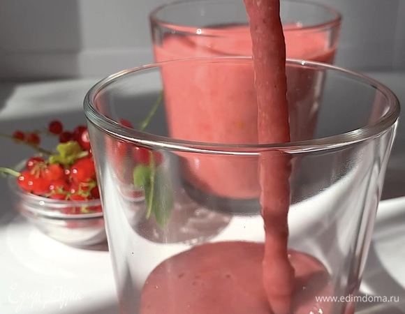 Выливаем смузи в стаканы и украшаем по желанию веточкой смородины.