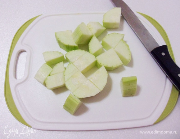 Кабачки вымыть и очистить от кожуры. Нарезать совершенно произвольными кусочками. В ингредиентах я указала вес очищенных кабачков.