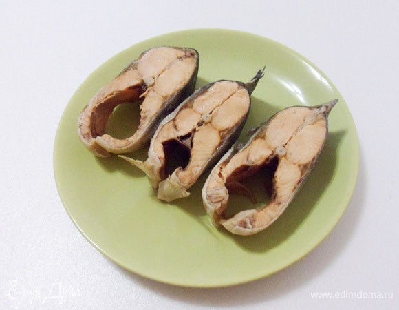 Лосось залить 1 л холодной воды, довести до кипения, посолить и поперчить. Варить около 10 минут до готовности. Шумовкой достать отварную рыбу из кастрюли и накрыть тарелкой, чтобы сохранить ее теплой.