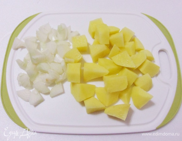 Картофель почистить и нарезать кубиками, репчатый лук измельчить. В кипящий рыбный бульон положить лук, картофель и кабачки. Варить около 15 минут до готовности всех продуктов.