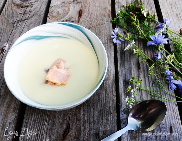 Отварную рыбу разобрать на кусочки, полностью удалив все косточки, и положить в суп. Можно подавать к столу.
