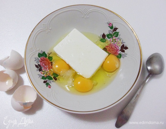 Смешайте в миске творог, яйца и соль.