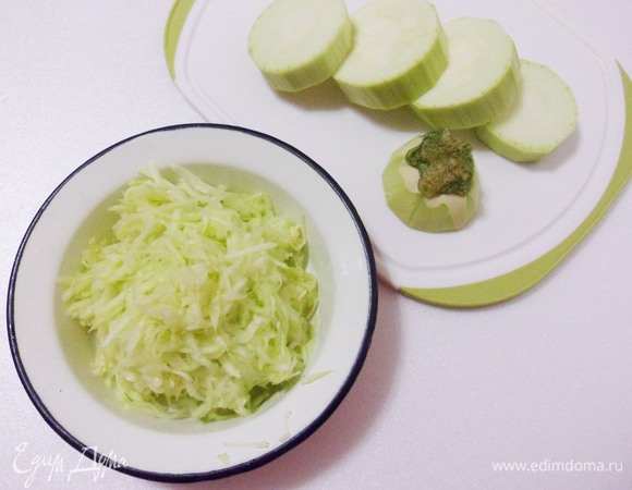 Кабачки вымойте, срежьте кончики, снимите кожицу и натрите на крупной терке овощи.