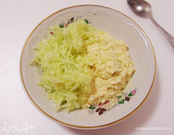 Отожмите натертые кабачки руками и добавьте их в тесто.