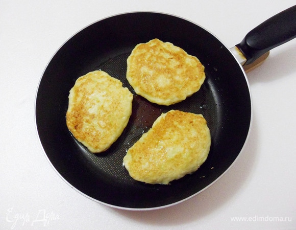 Перемешайте, сформируйте оладьи и сразу отправьте их на разогретую сковороду с минимальным количеством растительного масла.
