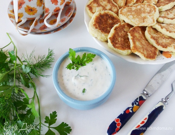 Для приготовления йогуртового соуса нарежьте любую любимую зелень, чеснок пропустите через пресс, добавьте соль и смешайте все с натуральным йогуртом. 