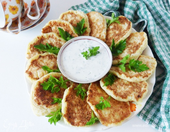 Творожно-кабачковые оладьи с соусом готовы. 