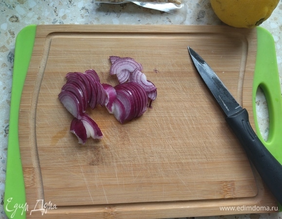 Красный лук почистить и тонко нарезать полукольцами.