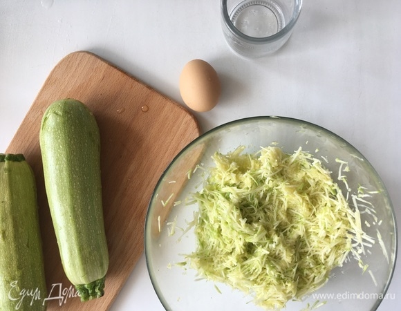 Кабачки натрите на мелкой терке. Посолите и оставьте на 10–12 минут. Они должны дать сок.