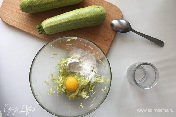 Кабачки хорошо отожмите руками от сока. Добавьте измельченный зубчик чеснока, яйцо, муку и хорошо перемешайте. Затем добавьте мелко нарезанную зелень (лук и укроп), снова перемешайте.