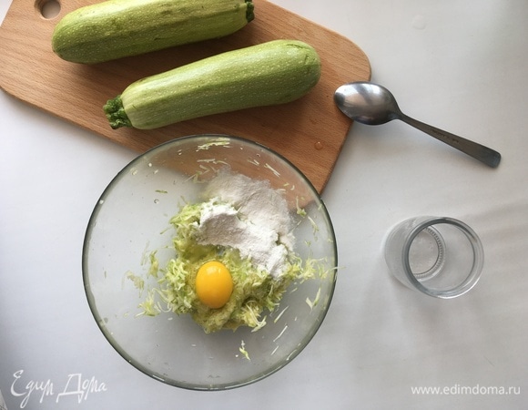 Кабачки хорошо отожмите руками от сока. Добавьте измельченный зубчик чеснока, яйцо, муку и хорошо перемешайте. Затем добавьте мелко нарезанную зелень (лук и укроп), снова перемешайте.