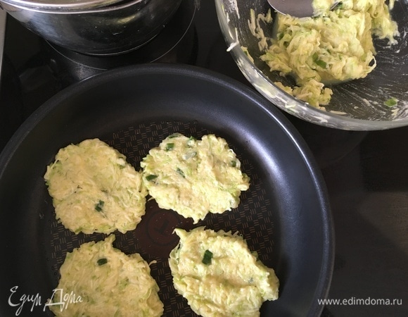 Выкладывайте тесто столовой ложкой на разогретую антипригарную сковороду (можно слегка смазать топленым или растительным маслом). Обжаривайте примерно по 2–4 минуты с двух сторон под крышкой. Подавайте со сметаной или натуральным йогуртом. Наслаждайтесь летом!