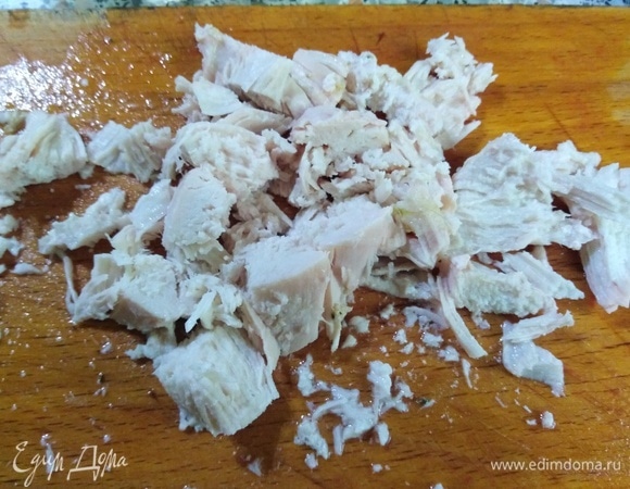 Грудку отварить, нарезать на куски.