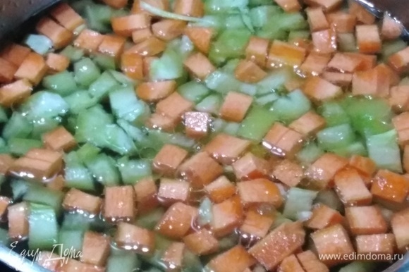 В бульон добавить нарезанные морковь, репчатый лук, болгарский перец. Проварить 5 минут.