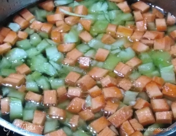 В бульон добавить нарезанные морковь, репчатый лук, болгарский перец. Проварить 5 минут.