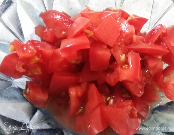 Всыпать нарезанный помидор. Варить еще 5 минут.