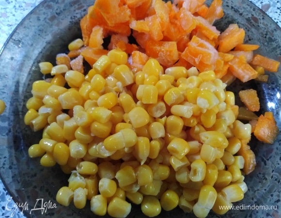 Добавить тыкву и кукурузу. Варить 10 минут.