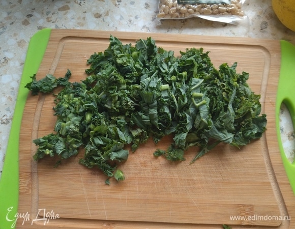Листья салата промыть, хорошо просушить и нарезать тонкими лентами.
