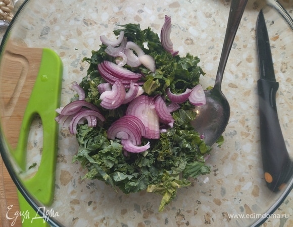 Добавить соус, все хорошо перемешать и дать настояться салату 20 минут, чтобы листья салата стали мягкими и нежными.