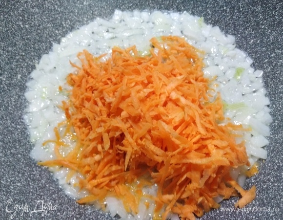 Лук обжарить до прозрачности, соединить с морковью. Жарить до изменения ее цвета.