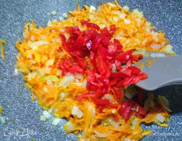 Всыпать болгарский перец. Жарить 5 минут.