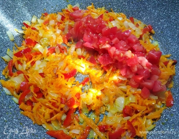 Добавить помидор, жарить 5 минут.