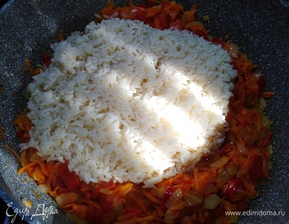Рис заранее промыть, замочить в воде на 1 час. Воду слить. Всыпать рис к овощам.