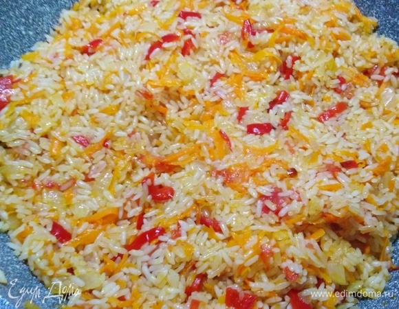 Жарить, постоянно помешивая, в течение 10 минут, чтобы рис пропитался ароматом овощей.