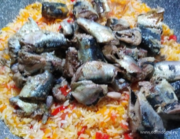 С консервов слить жидкость, добавить к рису.