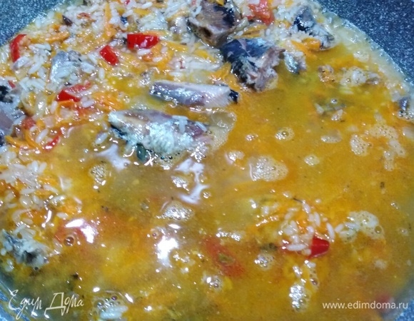 Залить двумя стаканами воды, посолить. Под крышкой готовить на малом огне 20–25 минут.