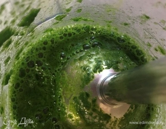 Шпинат промыть под проточной водой. Обдать кипятком и пробить погружным блендером до состояния кашицы. Остудить.