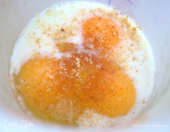 Взбить яйца с молоком и специями.