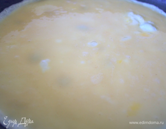 Вылить смесь в разогретую и смазанную маслом сковороду диаметром 25–27 см.