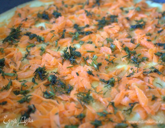 Натереть сверху морковь (лучше на мелкой терке — быстрее проготовится). Посыпать укропом.