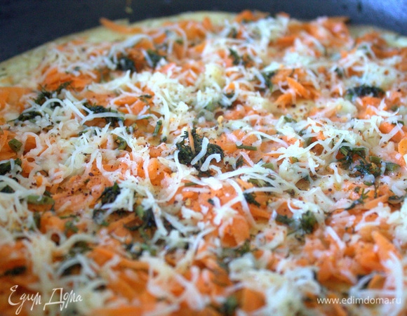 Чуть позже натереть сверху сыр. Подержать на небольшом огне под крышкой.