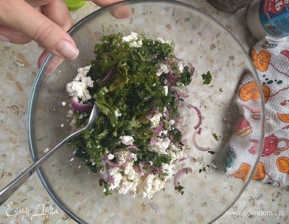 Добавить фету. Можно нарезать кубиками, но я предпочитаю раскрошить на мелкие кусочки.