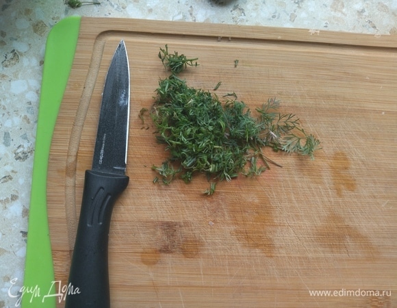 Измельчить несколько веточек укропа.
