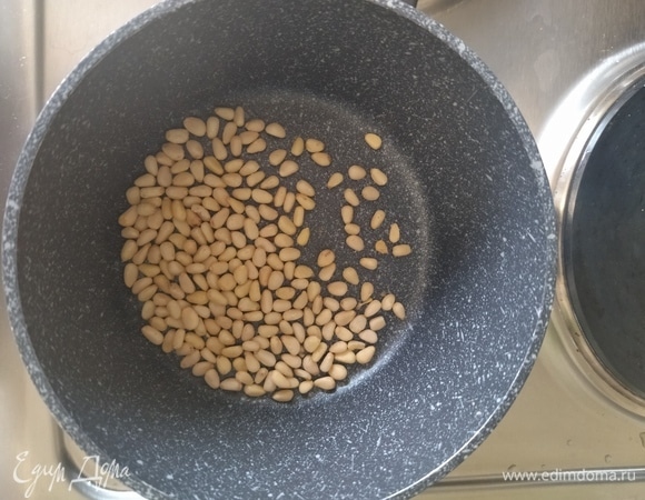 Орешки поджарить в сотейнике и добавить вместе с укропом в салат.