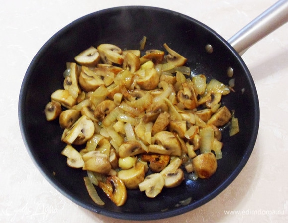 Обжарьте на среднем огне до мягкости лука и полного испарения влаги из грибов.