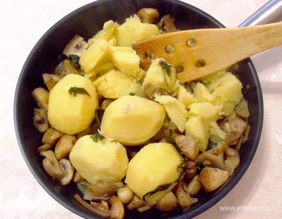 Переложите горячий картофель в сковороду к грибам. Аккуратно разомните его. Все перемешайте, посолите по вкусу.