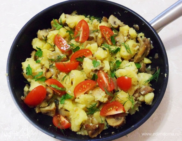 Туда же отправляются нарезанные на половинки или четвертинки помидоры черри. Сверху полейте ароматным зеленым маслом по вкусу. Для его приготовления пропустите зубчик чеснока через пресс, в миске перетрите чеснок с щепоткой соли и мелко нарезанной зеленью петрушки, укропа и кинзы. Затем добавьте растительное (можно нерафинированное) масло и тщательно перемешайте.