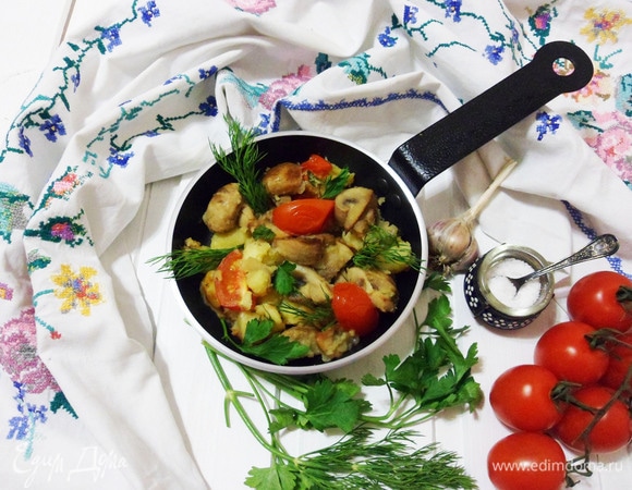 Ароматный картофель с грибами готов. Подавайте на стол незамедлительно, с пылу с жару!