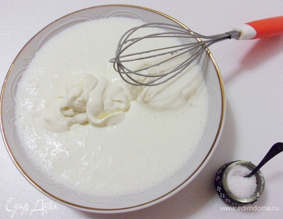 Следом добавляем сметану и все тщательно перемешиваем.
