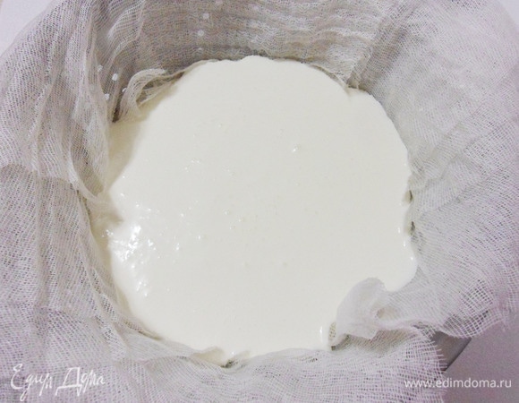 Дуршлаг ставим на кастрюлю, застилаем его марлей, сложенной в несколько слоев, и аккуратно переливаем массу. Даем постоять около 2 часов.