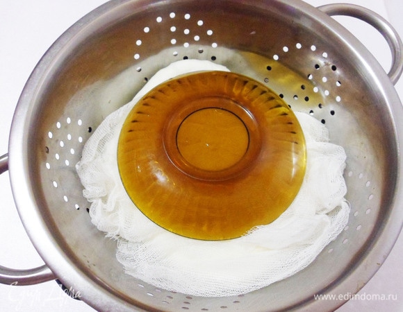 Затем аккуратно поднимаем и завязываем края марли. Сверху кладем блюдце и на него устанавливаем гнет массой около 500 грамм. Всю эту конструкцию убираем в холодильник на двое суток.