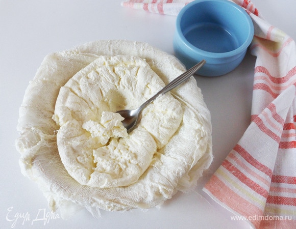 Через указанное время освобождаем сыр от марли. Перекладываем его в емкость для хранения. Из выделившейся сыворотки можно испечь вкусные блинчики.