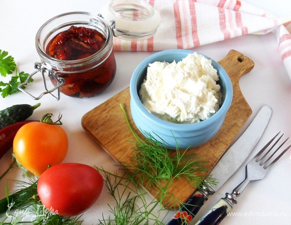 Этот сыр может храниться в холодильнике около недели. На выходе получилось 280 г продукта.