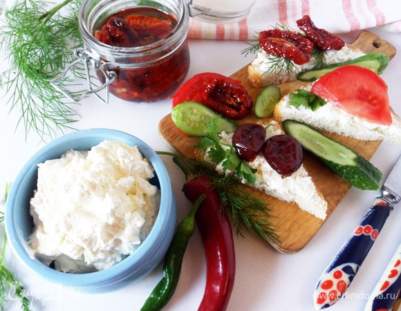 Домашний сливочный сыр готов. Делаем бутерброды по вкусу.