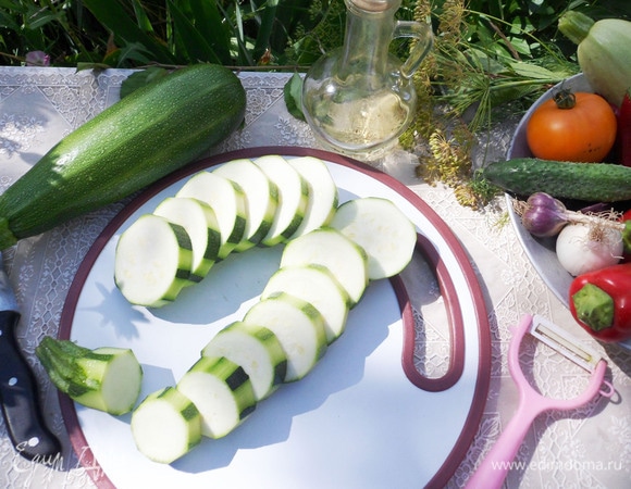Молодые кабачки вымыть, нарезать кружочками толщиной до 1 см.