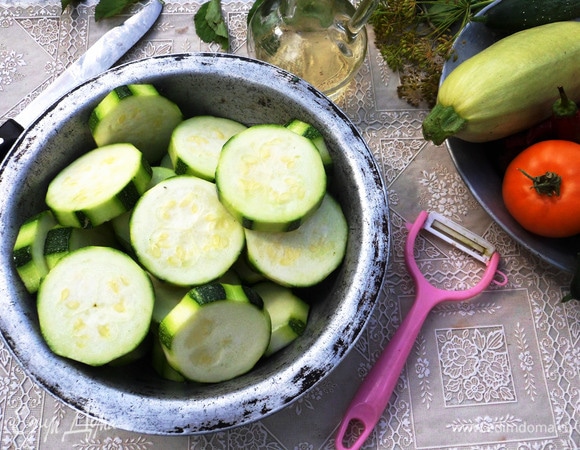 Немного посолить и сбрызнуть растительным маслом.